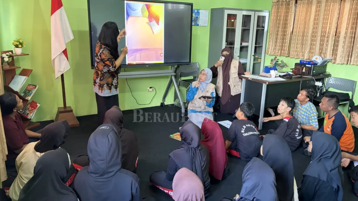 WORKSHOP AWAL: Peserta dari SLB Negeri Tanjung Redeb mengikuti workshop “Waktunya Main; Workshop dan Pertunjukan Teater Anak Inklusi”, Kamis (21/5). (IZZA/BP)