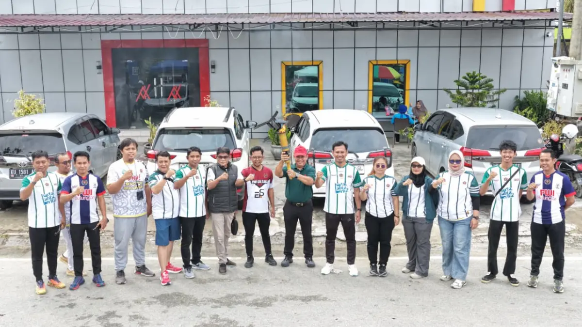 KIRAB OBOR: Plt Kepala DKOP Bulungan, Iwan Sugianta, menerima obor Porwada II Kaltara dari kontingen PWI Bulungan di Tanjung Selor sebagai simbol kesiapan para atlet wartawan berlaga di Nunukan. (FAISAL/HRK)