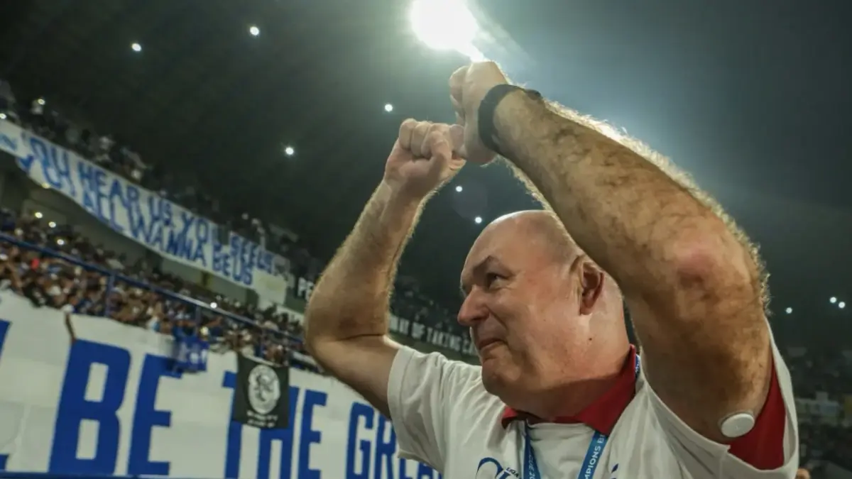 Tim Persib merayakan gelar juara Super League 2025-2026 sekaligus memecahkan rekor hat-rick juara tiga musim beruntun di kompetisi kasta tertinggi liga Indonesia sejak 2024 di Stadion Gelora Bandung Lautan Api, Sabtu (23/5). (RIANA SETIAWAN/ JAWA POS)