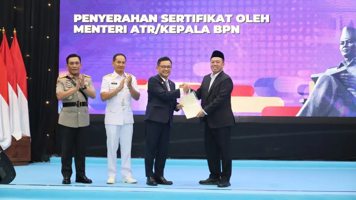 Menteri ATR/BPN Nusron Wahid menyerahkan sertifikat Hak Pakai seluas 11.860 meter persegi kepada Gubernur Lemhannas RI TB Ace Hasan Syadzily saat HUT ke-61 Lemhannas RI di Jakarta.