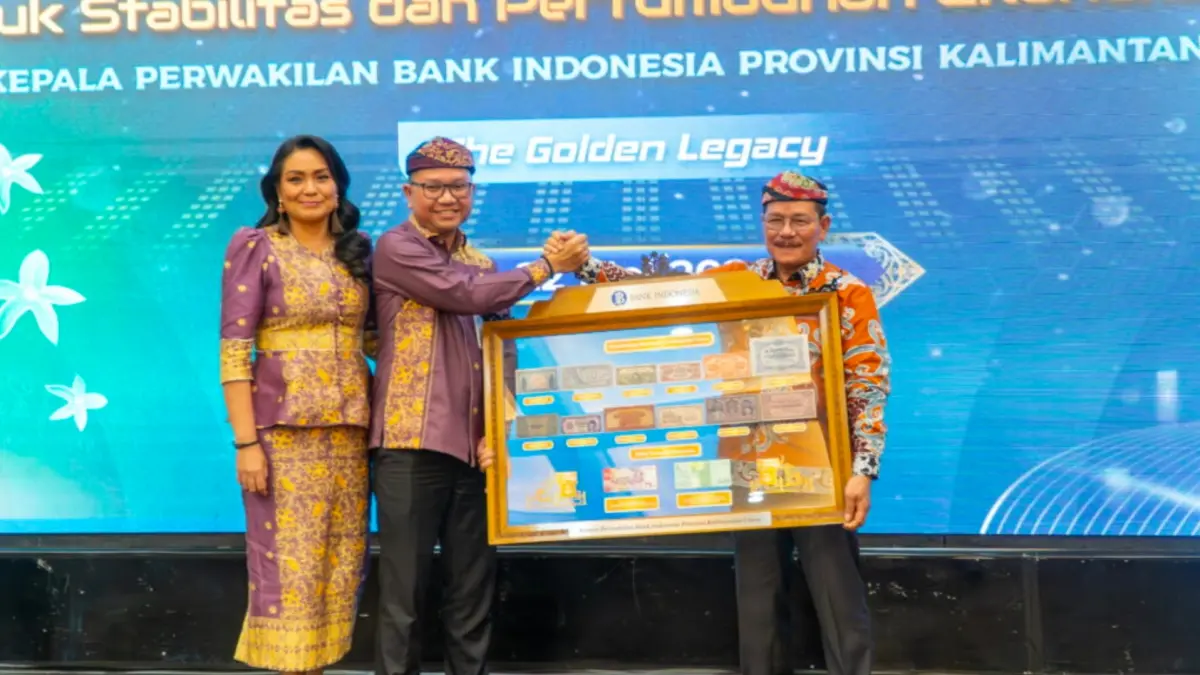 PINDAH TUGAS: Wagub Kaltara Ingkong Ala, serahkan penghargaan kepada Kepala Perwakilan Bank Indonesia Provinsi Kaltara, Hasiando G. Manik. (DKISP KALTARA)