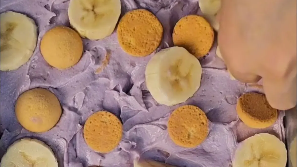 Potret ube banana pudding dengan pastry cream, whipped cream, dan pisang segar. (Instagram:
@stella_permata