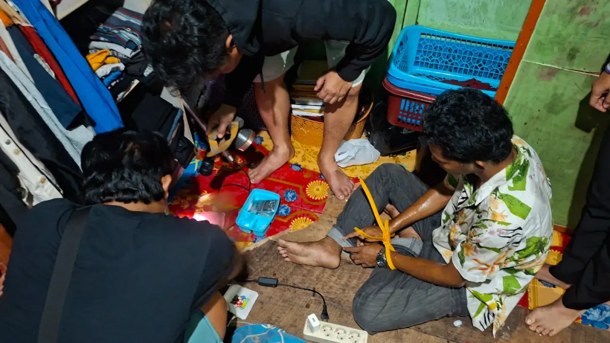 TERTUNDUK LESU: Tersangka AB saat berada di rumahnya dan dilakukan penggeledahan. (POLRES TARAKAN UNTUK HRK)