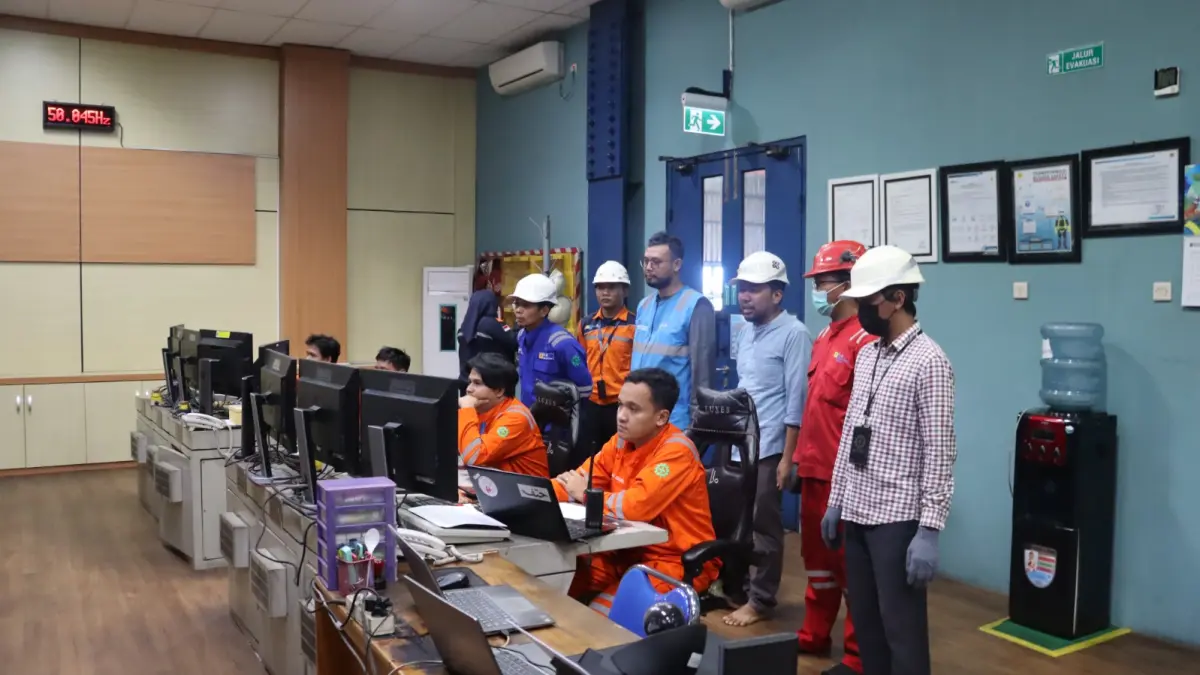 CEK KESIAPAN OPERASIONAL: Manager UBP Berau, Ricky Rinaldi memimpin kegiatan management walkdown di area PLTU Berau untuk memastikan keandalan pasokan listrik menjelang Idul Adha 1447 H dan Hari Raya Waisak. (PLN IP UBP BERAU UNTUK BP)