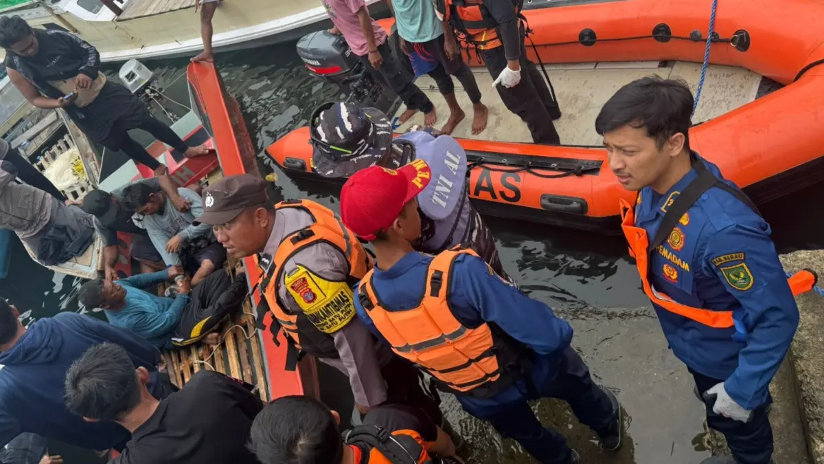 DITEMUKAN: Tim gabungan saat melakukan evakuasi korban kemarin. (ARTA KUSUMA YUNANDA/BP)