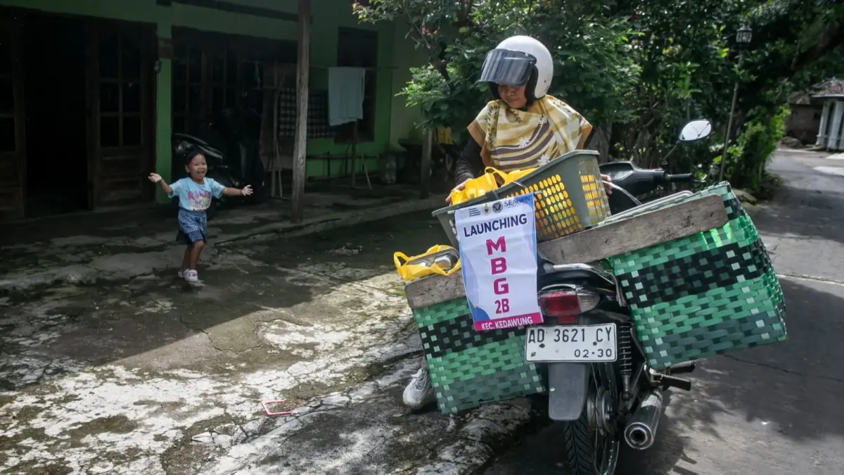 DITUNGGU-TUNGGU: Seorang anak menyambut Kader Tim Pendamping Keluarga (TPK). (ANTARA)