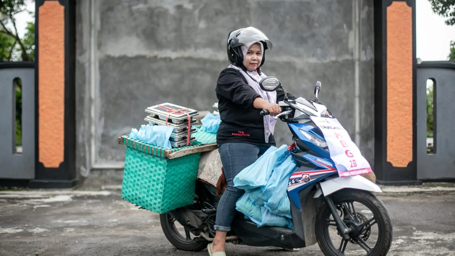 GESIT: Kader TPK membawa paket Makan Bergizi Gratis (MBG) dengan motor bronjong sebelum diantarkan ke rumah ibu hamil dan menyusui di desa Karangpelem, Kedawung, Sragen, Jawa Tengah. (ANTARA)