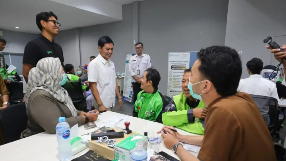KOLABORASI: Wakil Menteri Kesehatan Dante Saksono Harbuwono saat meninjau Cek Kesehatan Gratis (CKG) bagi komunitas pengendara ojek online di Bandung, Selasa (19/5). (ANTARA)