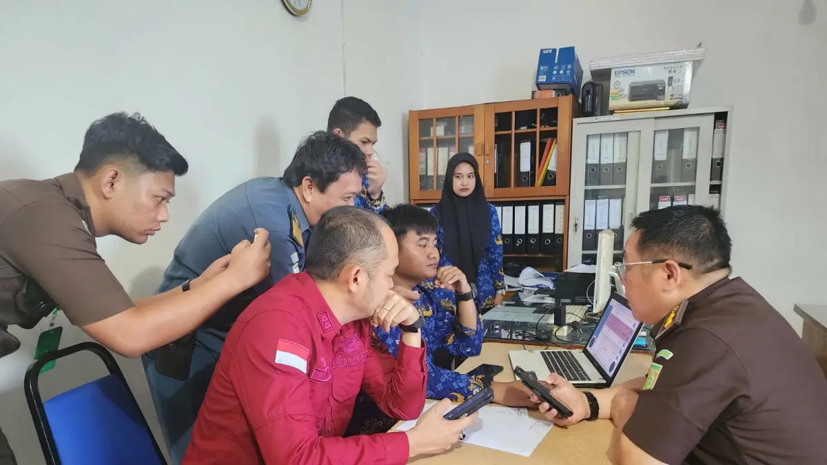 PEMERIKSAAN: Kejati Kaltara saat melakukan pemeriksaan dan penggeledahan beberapa bulan yang lalu . (KEJATI KALTARA UNTUK HRK)