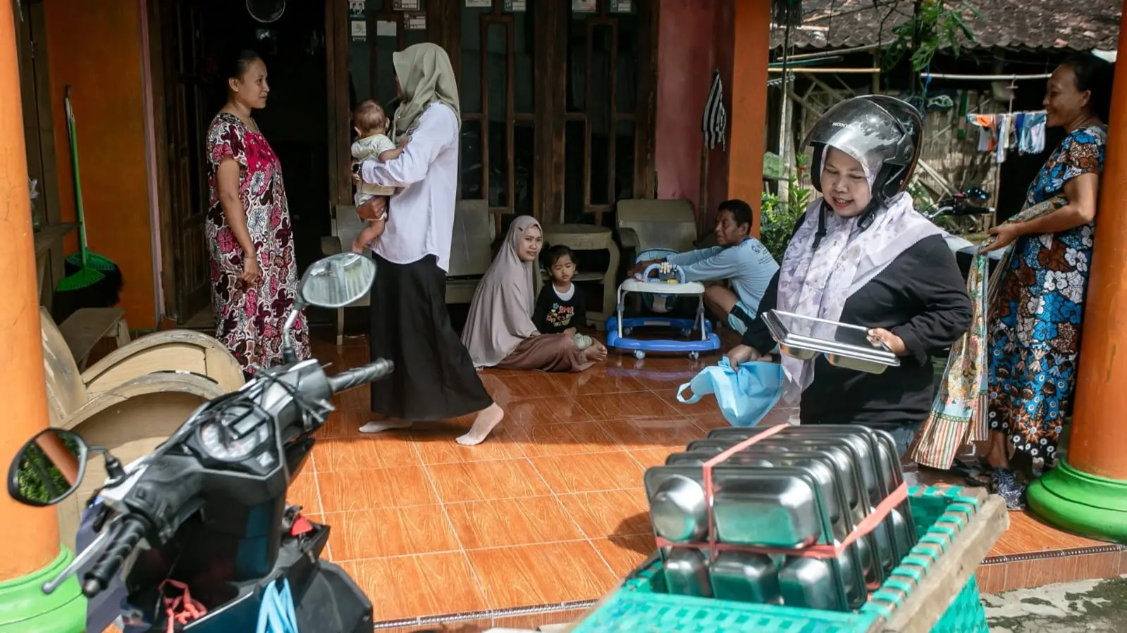 RUTIN: Kader TPK mengantarkan menu paket MBG untuk mibu hamil dan menyusui. (ANTARA)