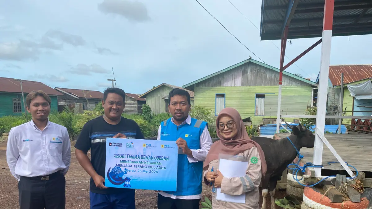 SALURKAN HEWAN QURBAN: Manajemen PT PLN Indonesia Power UBP Berau bersama mitra saat menyerahkan bantuan 3 ekor sapi qurban kepada perwakilan warga RT 01, RT 02, dan RT 22 Teluk Bayur menjelang Idul Adha 1447 H.