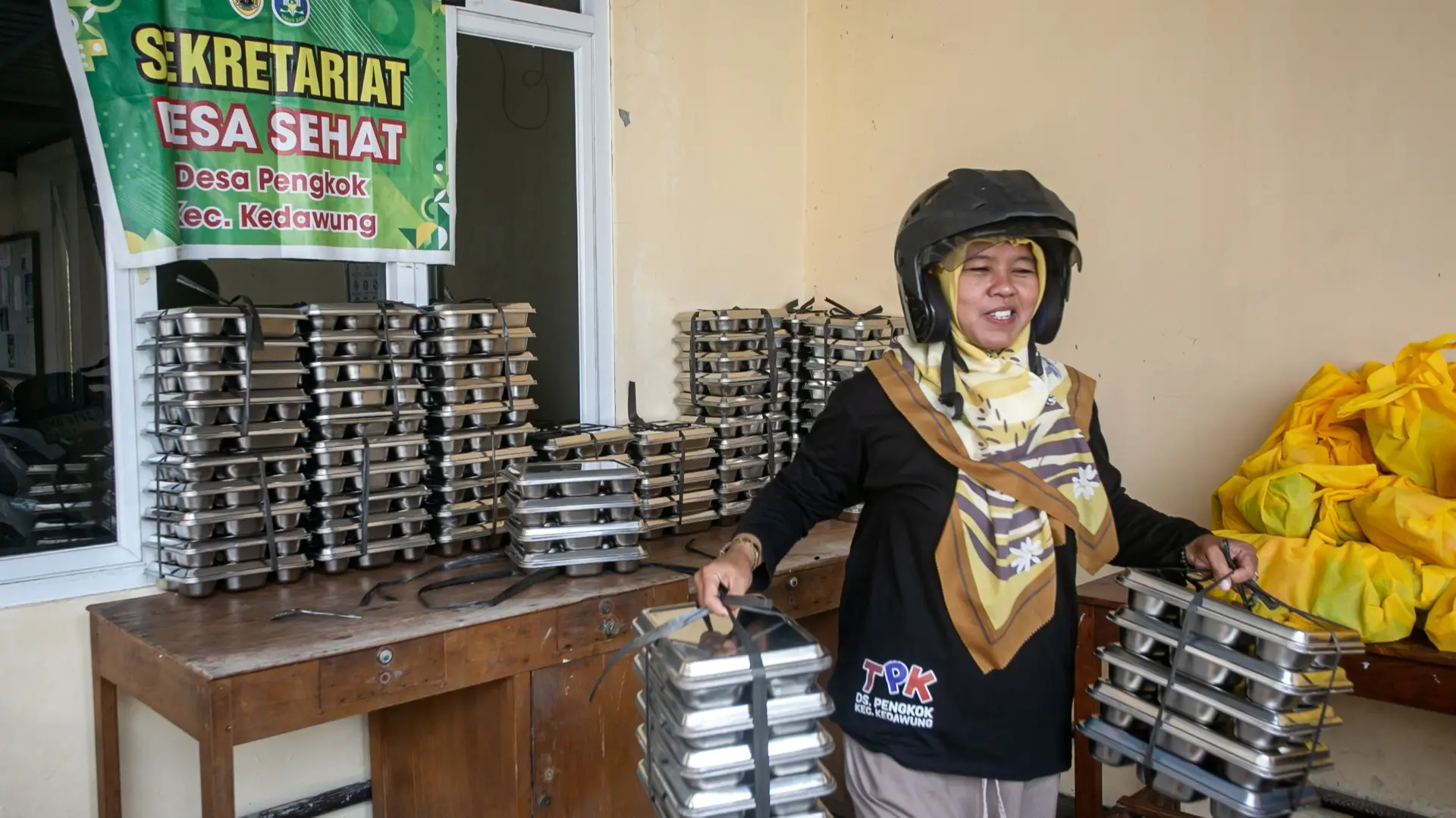 SRIKANDI: Kader TPK membawa paket MBG untuk dibagi-bagikan. (ANTARA)