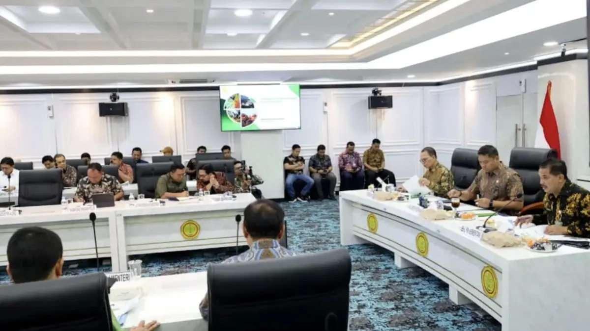 Wakil Menteri Pertanian (Wamentan) Sudaryono (tengah baris kanan) memimpin rapat koordinasi minyakapi turunnya harga tandan buah segar (TBS) kelapa sawit tingkat petani yang dihadiri eksportir, perusahaan refinery, asosiasi petani, dan BUMN pangan di Jakarta, Jumat (29/5/2026). (ANTARA)