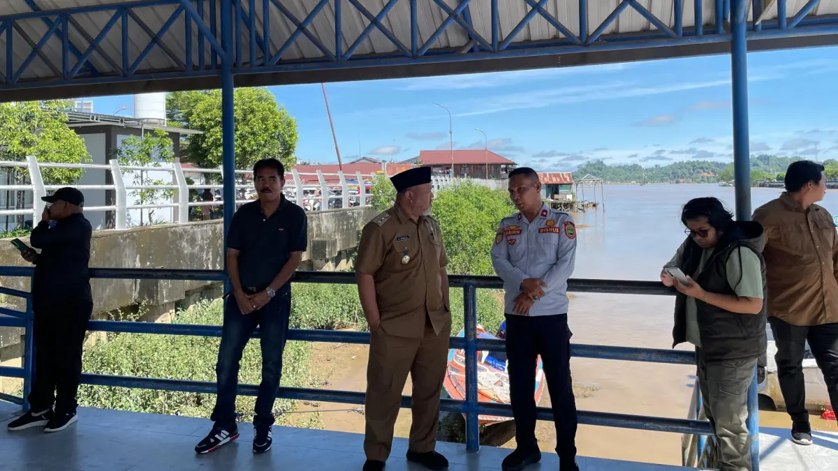 CEK ANGKUTAN AIR: Wakil Bupati Berau Gamalis melakukan pengecekan angkutan air di Dermaga Wisata Sanggam beberapa waktu lalu jelang momen liburan. (SENO/BP)