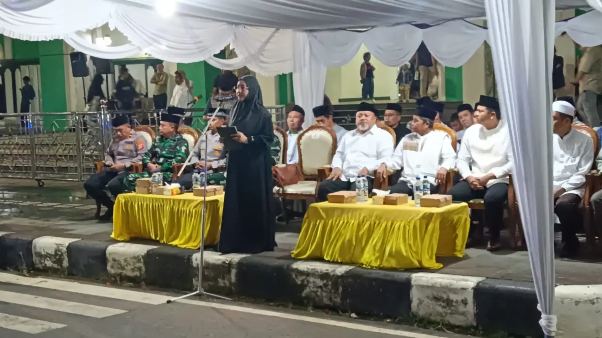 TINGKATKAN KEIMANAN: Bupati Berau Sri Juniarsih saat membuka dan melepas pawai takbiran Hari Raya Iduladha 1447 Hijriah. (SENO/BP)