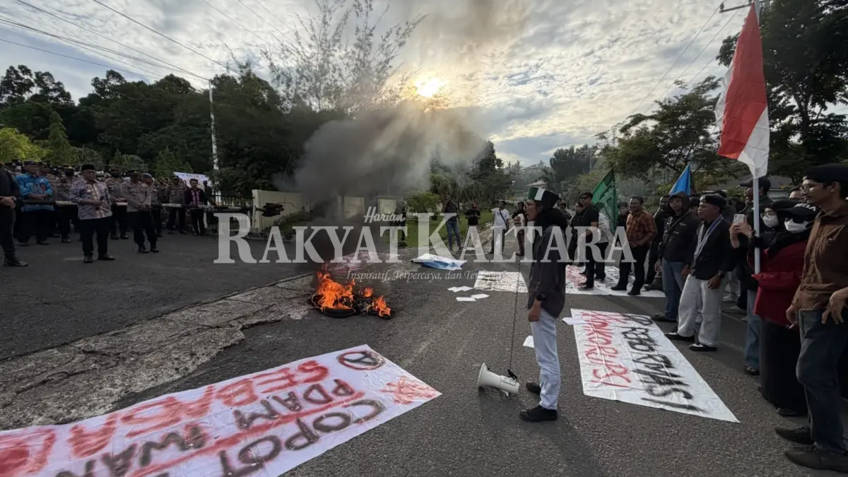 TUNTUT PENCOPOTAN: Peserta aksi dari aliansi masyarakat saat menunut pencopotan lurah dan direktur PDAM. (HRK)