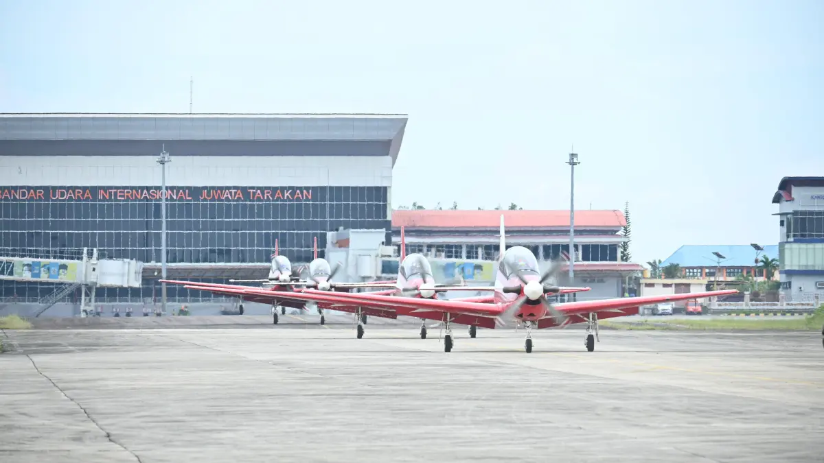 TRANSIT DI TARAKAN: Pesawat latih milik JAT TNI AU transit di Lanud Anang Busra Tarakan, Kamis (28/5). (LANUD ANANG BUSRA UNTUK HRK)