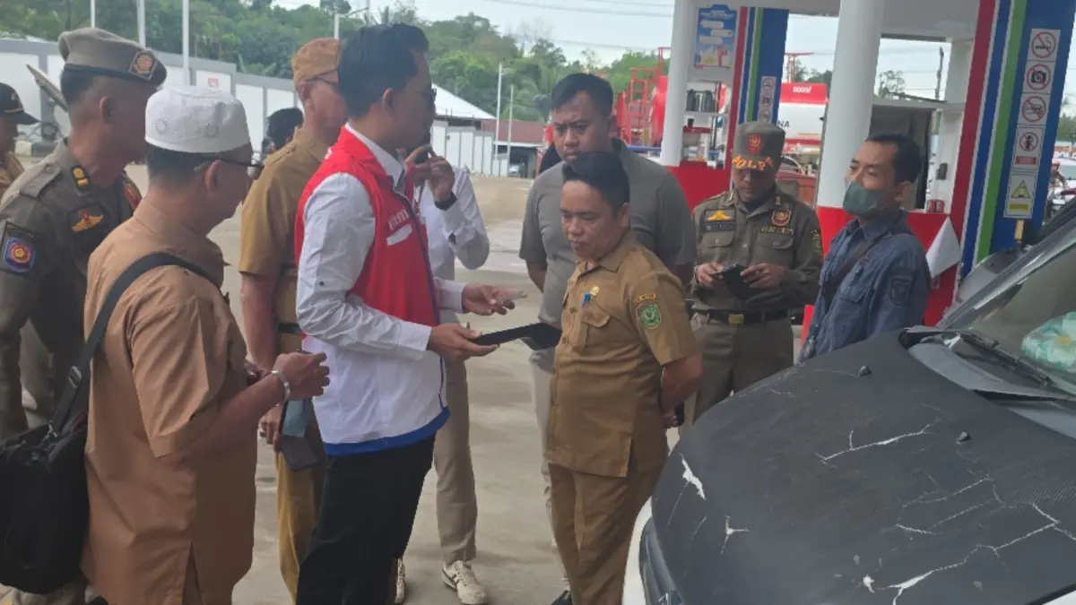 CEK KETERSEDIAAN: Pertamina Patra Niaga bersama jajaran Pemkab Berau saat melakukan pengecekan di SPBU, untuk memastikan stok dan ketersediaan BBM, Senin (25/5). (PERTAMINA UNTUK BERAU POST)