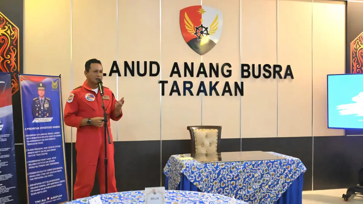 ARAHAN KE PRAJURIT: Kasau Marsekal TNI M. Tonny Harjono beri arahan ke prajurit Lanud Anang Busra. (LANUD ANANG BUSRA UNTUK HRK)
