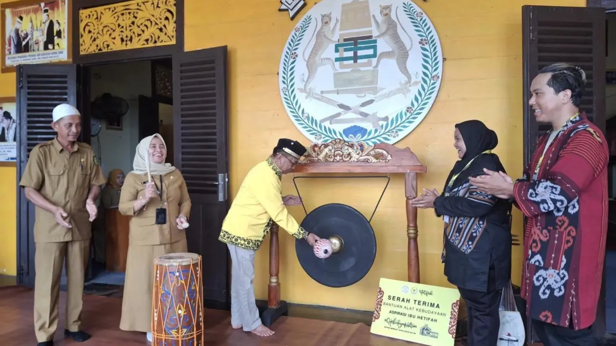 DISERAHKAN: Penyerahan bantuan alat kebudayaan kepada Kesultanan Sambaliung dan Kesultanan Gunung Tabur, beberapa waktu lalu. (DISBUDPAR BERAU UNTUK BERAU POST)