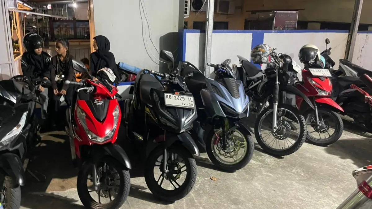 DITINDAK: Pengendara sepeda motor ditilang karena melanggar aturan lalu lintas, Sabtu (30/5). (POLRES TARAKAN UNTUK HRK)