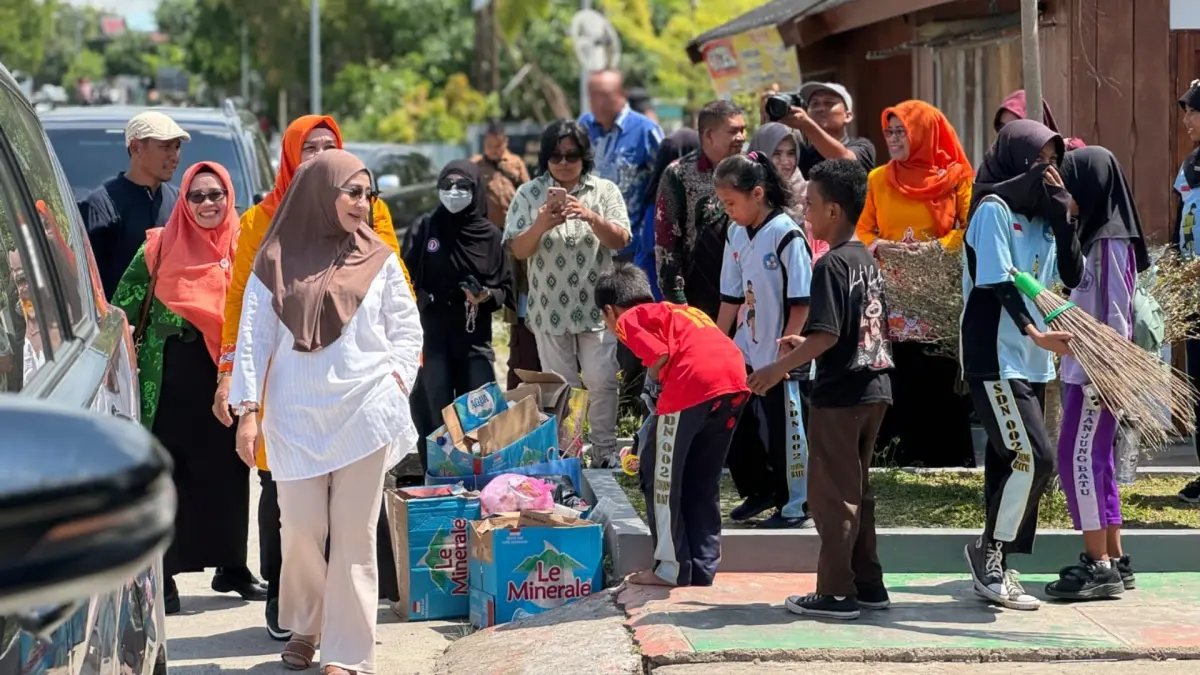 EDUKASI KEBERSIHAN: Bupati Berau, Sri Juniarsih, saat berkomunikasi dengan masyarakat di Tanjung Batu, khususnya kepada anak-anak sekolah untuk memperhatikan kebersihan sebagai penunjang KSPN Derawan. (SENO/BP)