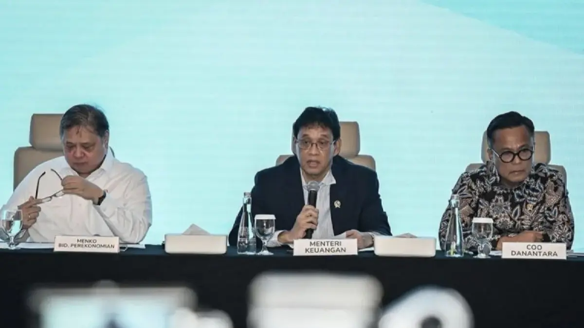 Menko Perekonomian Airlangga Hartarto (kiri) bersama Menkeu Purbaya Yudhi Sadewa (tengah) dan Chief Operating Officer (COO) Danantara sekaligus Kepala BP BUMN Dony Oskaria (kanan) menyampaikan Konferensi Pers Persiapan Operasional PT Danantara Sumberdaya Indonesia di Wisma Danantara, Jakarta, Minggu (31/5/2026). (ANTARA)