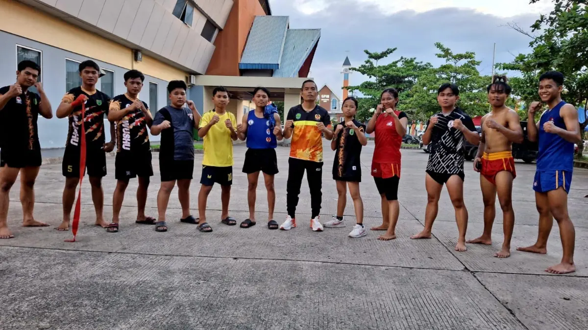 OPTIMISTIS: Para atlet Wushu terus konsisten melakukan latihan. (ARTA KUSUMA YUNANDA/BP)