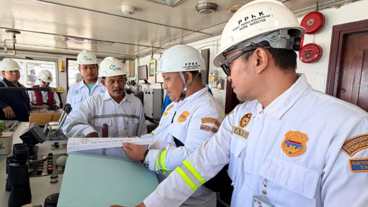 PEMERIKSAAN KELAIKLAUTAN: Petugas KSOP Tarakan melakukan pemeriksaan kelailautan, Jumat (26/5) lalu. (KSOP TARAKAN UNTUK HRK)