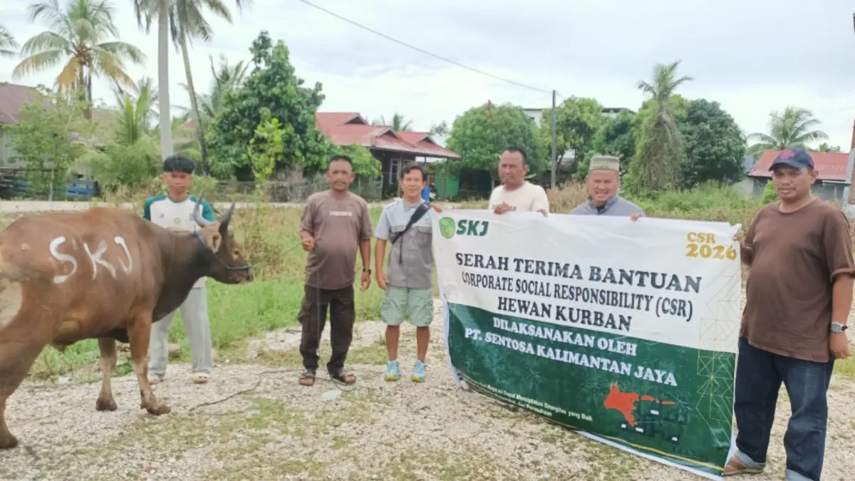 SERAHKAN: Manajemen PT Sentosa Kalimantan Jaya menyerahkan hewan kurban secara simbolis kepada salah satu kampung di Kecamatan Derawan. (PT SKJ UNTUK BERAU POST)