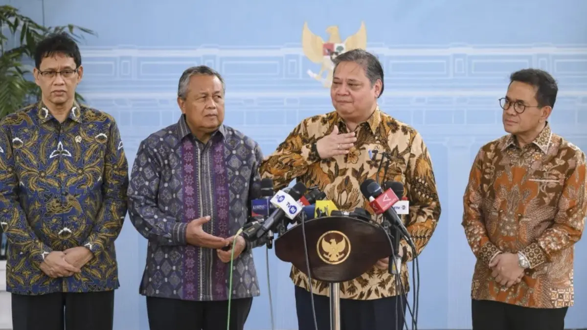 Menko Perekonomian Airlangga Hartarto (kedua kanan) bersama Gubernur Bank Indonesia Perry Warjiyo (kedua kanan), Menteri Keuangan Purbaya Yudhi Sadewa (kiri) dan Menteri Perdagangan Budi Santoso (kanan) memberikan keterangan pers usai mengikuti rapat yang dipimpin Presiden Prabowo Subianto di Kompleks Istana Kepresidenan, Jakarta, Kamis (21/5/2026).