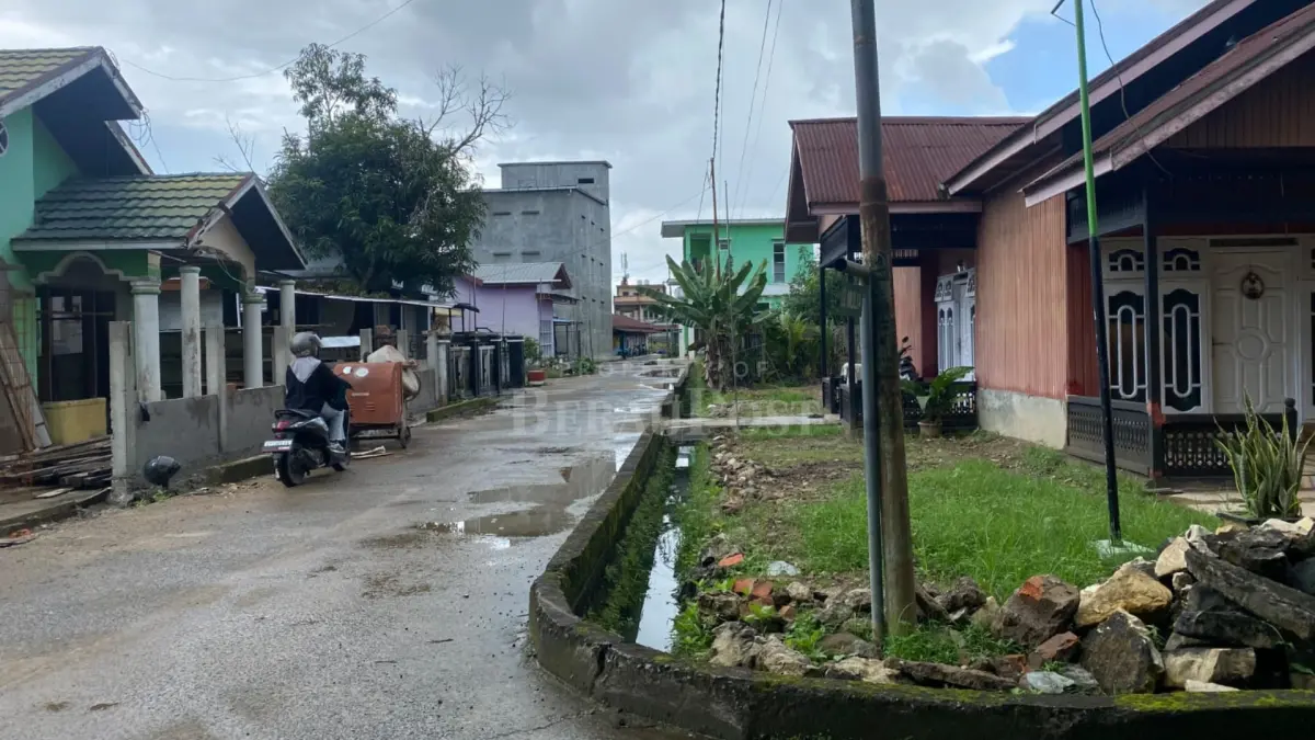 ILUSTRASI: Keterbatasan anggaran membuat pembangunan gang dan drainase di kawasan permukiman Berau belum dapat diselesaikan dalam satu tahap pengerjaan. (IZZA/BP)