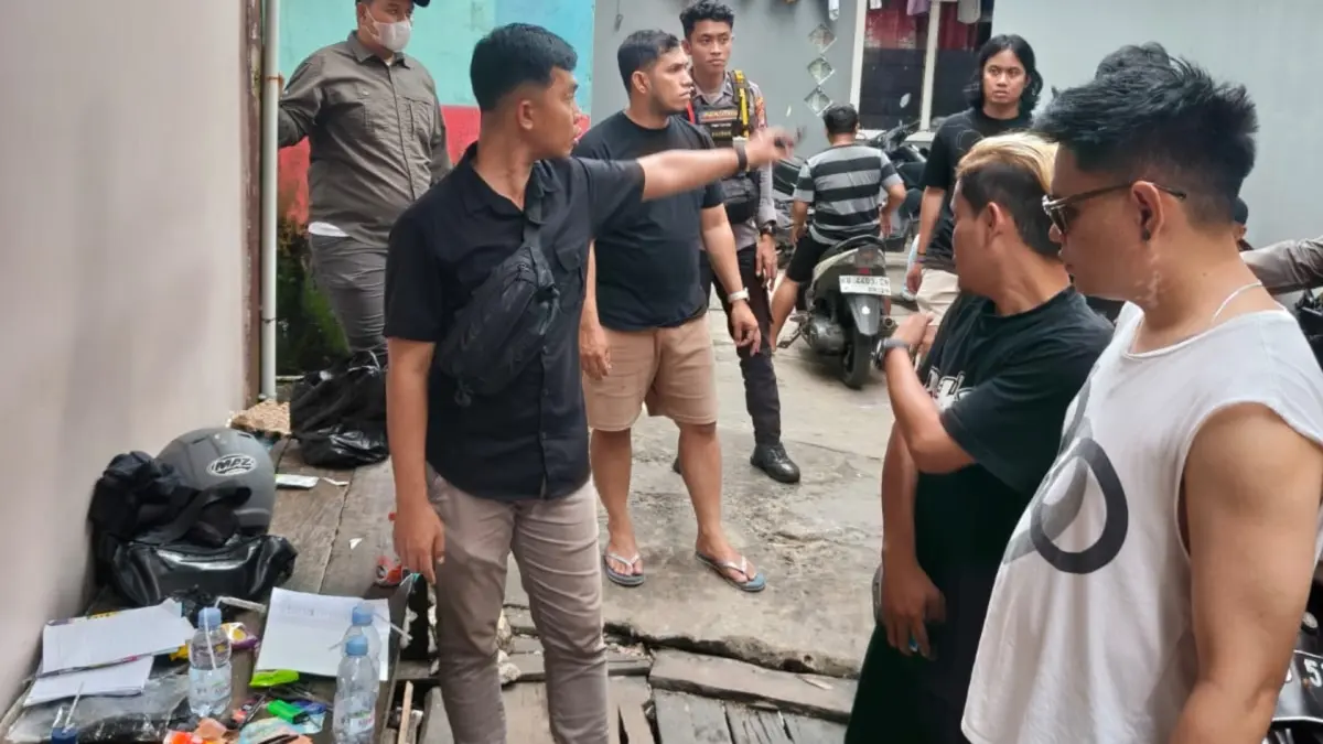 OPERASI GABUNGAN: Tim gabungan saat mendatangi TKP di Selumit Pantai dalam dugaan tindak pidana narkotika, Sabtu (30/5) lalu. (POLRES TARAKAN UNTUK HRK)