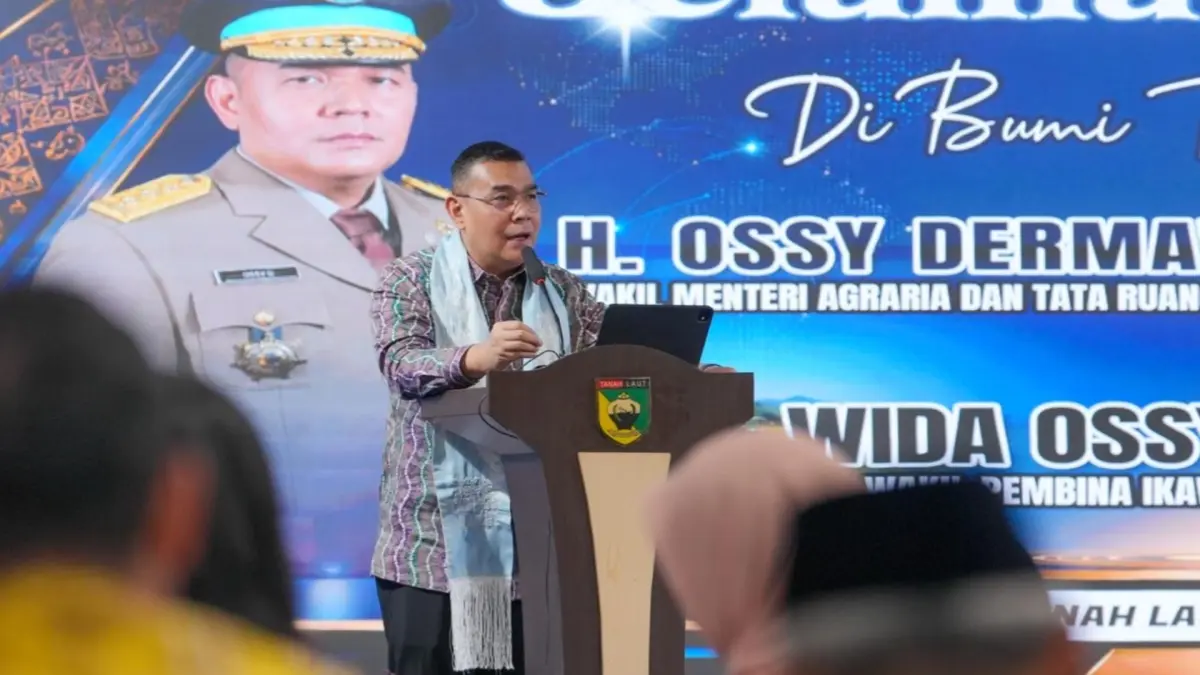 OPTIMALKAN GTRA: Wamen ATR/BPN Ossy Dermawan bersama Bupati Tanah Laut Rahmat Trianto saat menghadiri pertemuan strategis di Balairung Tuntung Pandang untuk mendorong optimalisasi GTRA dalam penyelesaian persoalan pertanahan.