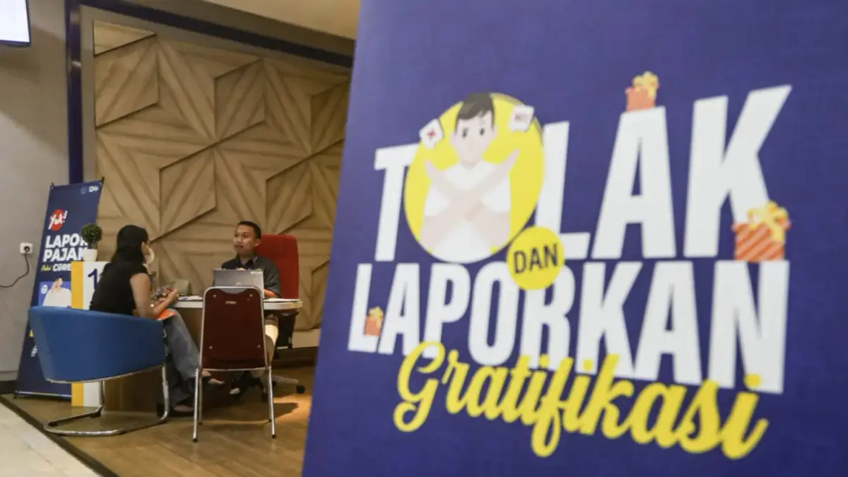 Pegawai melayani wajib pajak di kantor KPP Pratama Setiabudi Tiga di Jakarta, Rabu (29/4/2026). (Salman Toyibi/Jawa Pos)