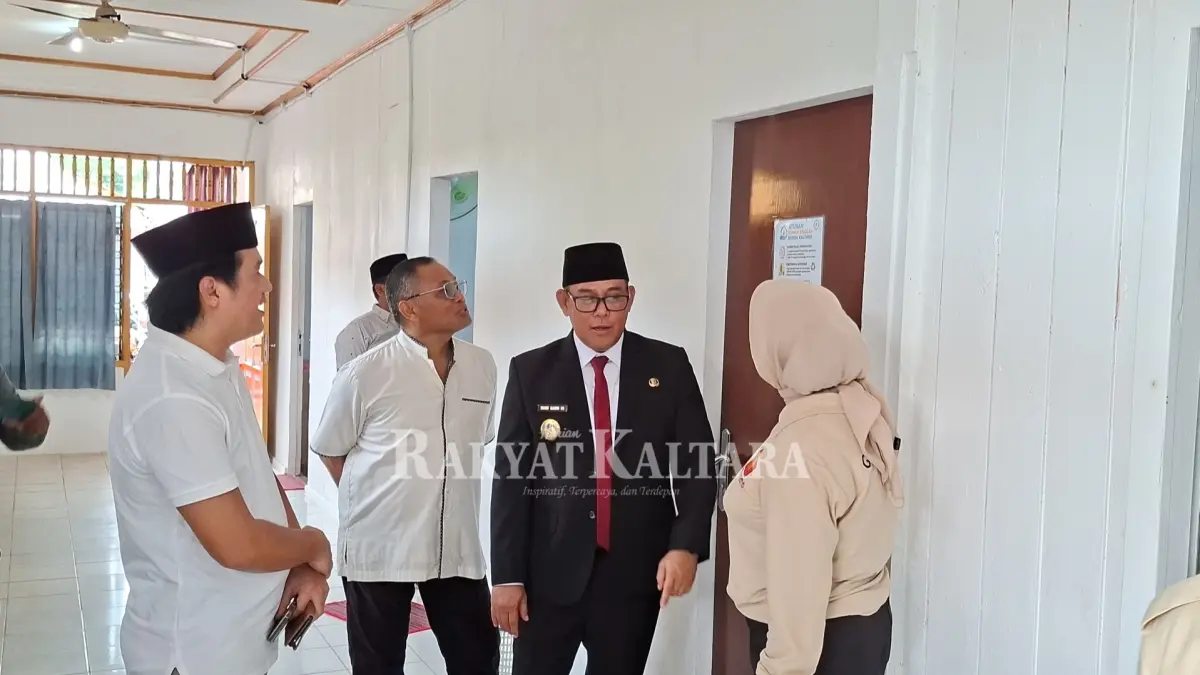  RUMAH SINGGAH: Anggota DPR RI Dapil Kaltara Rahmawati (kanan) mengecek kondisi runah singgah usai diresmikan, Senin (1/6). (SEPTIAN ASMADI/HRK)