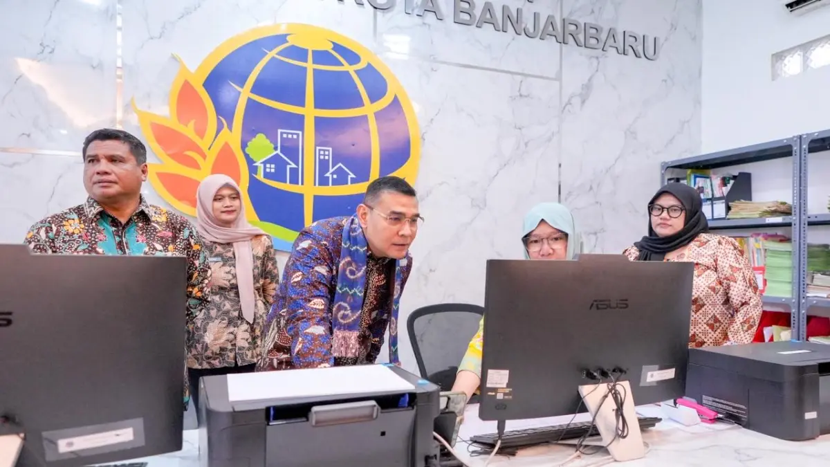 TINJAU PELATARAN: Wamen ATR/BPN Ossy Dermawan didampingi jajaran saat meninjau langsung loket Pelayanan Tanah Akhir Pekan (PELATARAN) di Kantah Kota Banjarbaru guna memastikan layanan pertanahan berjalan cepat dan akurat.