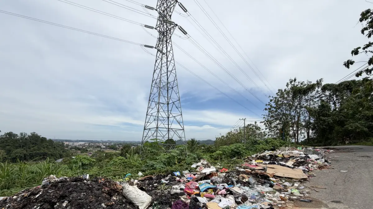 BERSERAKAN: Tumpukan sampah berserakan di sejumlah titik, satu di antaranya di sekitar Jalan Raya Bangun. (IZZA/BP)