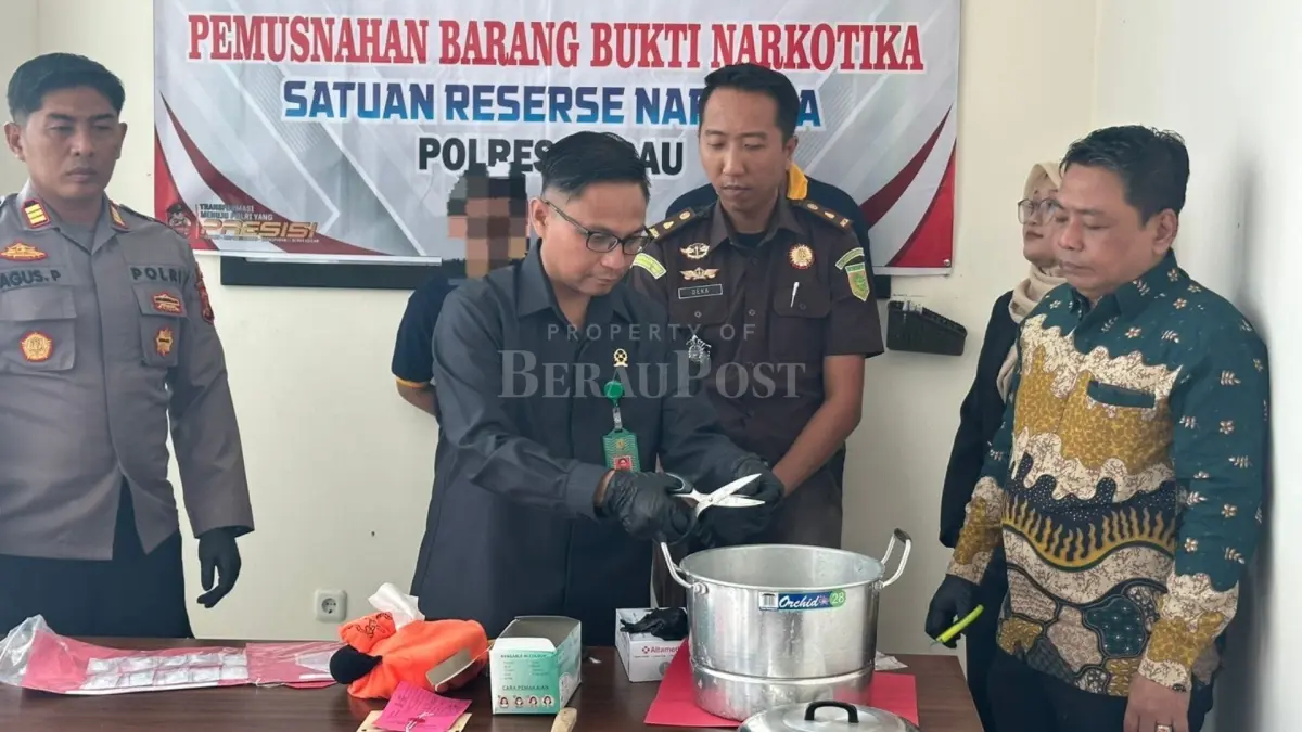 DIMUSNAHKAN: BB sabu-sabu berhasil dimusnahkan dengan disaksikan langsung para tersangka dan beberapa instansi terkait. (ARTA KUSUMA YUNANDA/BP)
