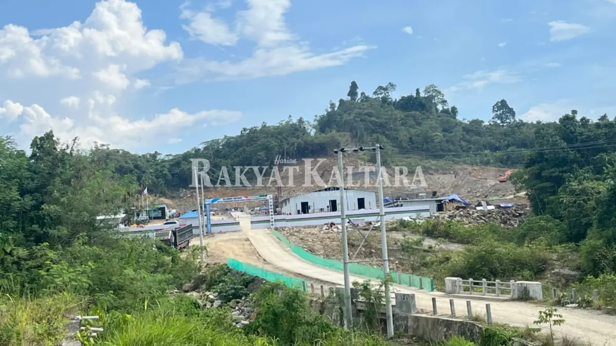 DUNIA PENDIDIKAN: Sekolah Unggul Garuda dalam proses pembangunan yang berlokasi di Jalan Poros Gunung Seriang Tanjung Selor. (FAISAL/HRK)