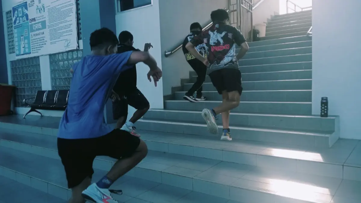 LATIHAN: Para atlet saat melakukan latihan kemarin. (ARTA KUSUMA YUNANDA/BP)