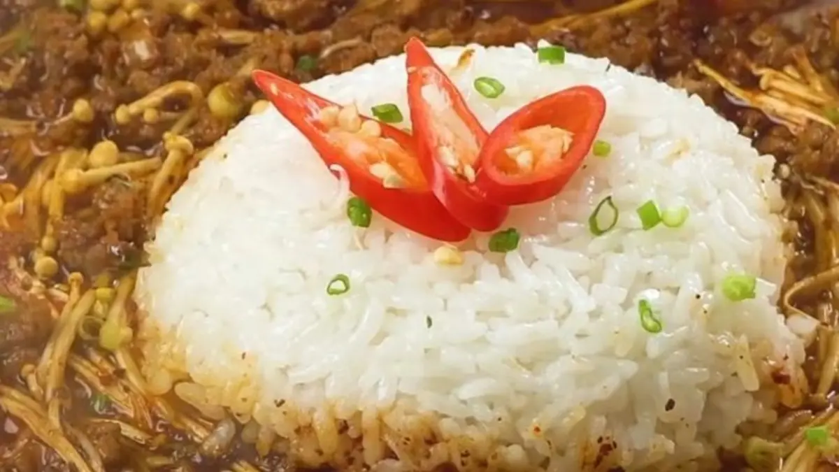 Potret minced beef garlic enoki rice ala Korea dengan daging sapi giling dan jamur enoki. (Instagram: @purakitchen)