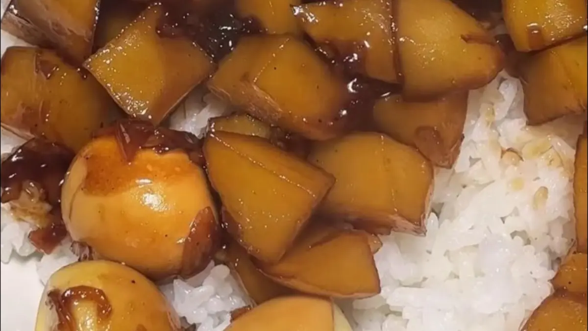Potret potato egg honey sauce dengan kentang empuk dan telur puyuh. (Instagram: @hello.itsmillie)
