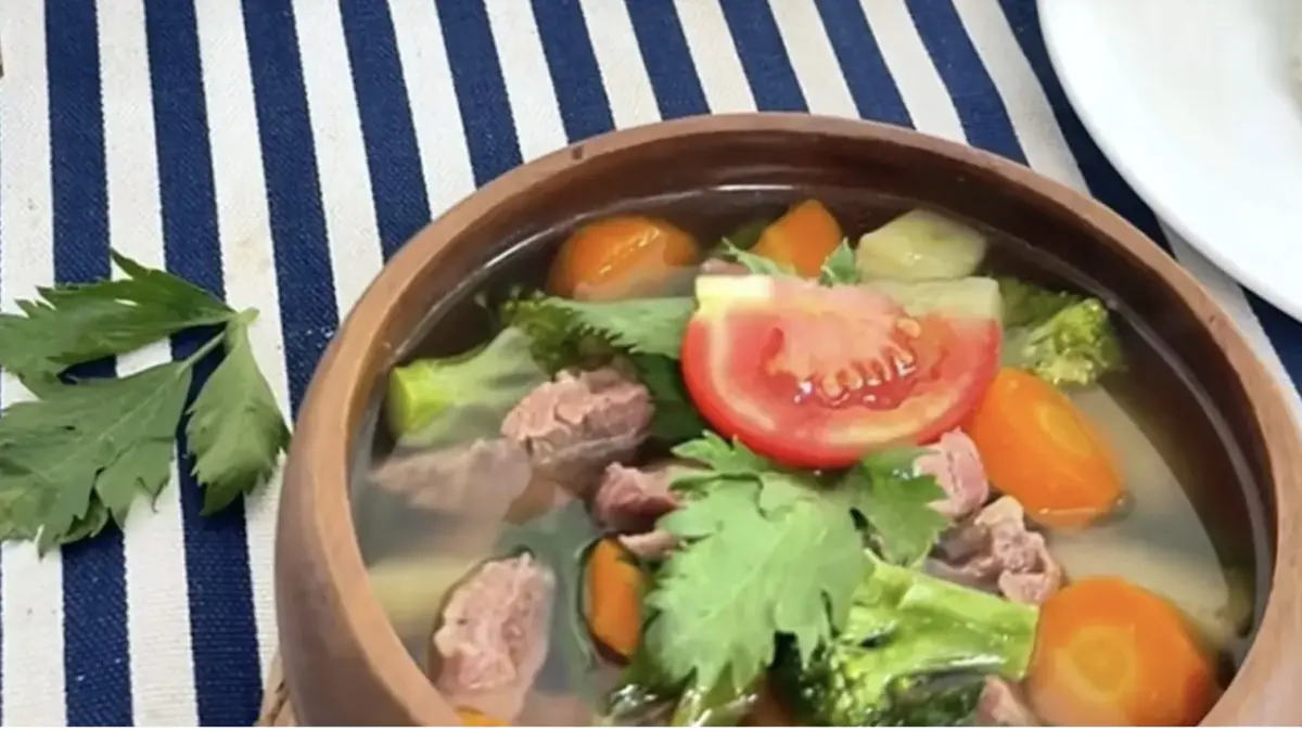 Potret sop daging sapi rumahan dengan kuah gurih hangat dan sayuran segar. (Instagram: @jayskitchenspice)