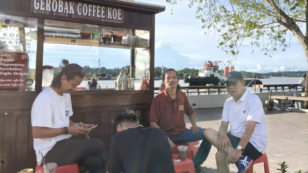 SANTAI: Penulis menikmati es susu milo di gerobak kopi Tepian Segah yang kini berusia satu dekade. (Dok pribadi)