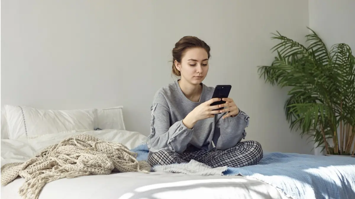 Seseorang yang langsung mengecek ponsel setelah bangun tidur (Magnific)