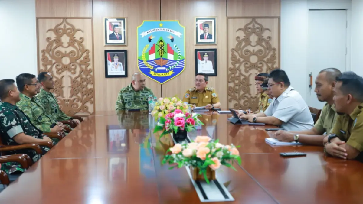DISKUSI: Wagub Kaltara Ingkong Ala menerima audiensi Tim Staf Ahli Bidang Hubungan Internasional Panglima TNI. (DKISP KALTARA)