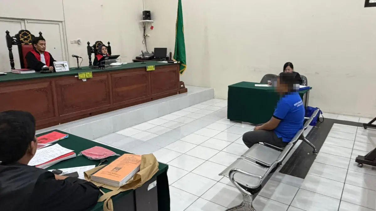 KURSI PESAKITAN: Terdakwa Bagong saat jalani sidang di Pengadilan Negeri Tarakan. (HRK)