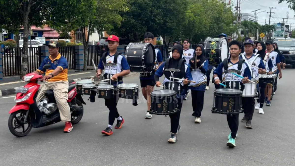 LATIHAN: Para atlet saat melakukan latihan kemarin. (ARTA KUSUMA YUNANDA/BP)