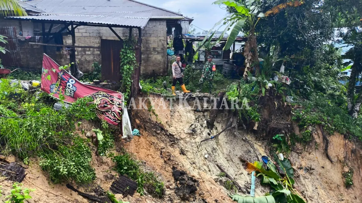 LONGSOR: Akibat terjadinya longsor membuat akses utama warga di Jalan Rimba Raya RT 03, Kelurahan Juata Kerikil sempat lumpuh. (SEPTIAN ASMADI/HRK)